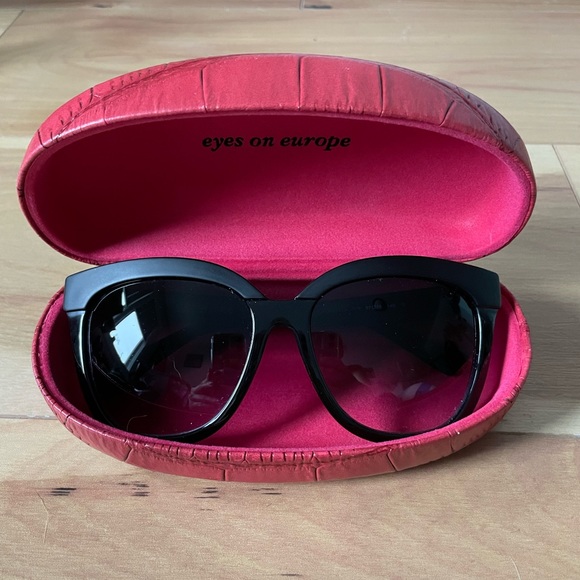 Solid black, Reaction Kenneth Cole, stylish sunglasses with matte black accent - Picture 1 of 6